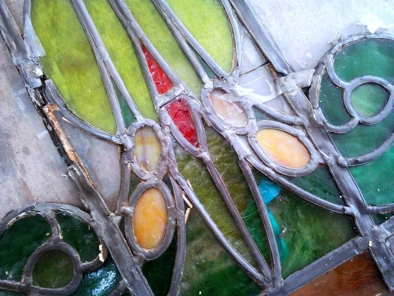 Etat du panneau Art Nouveau de Bruxelles avant restauration avec ses casses et se plombs endommagés