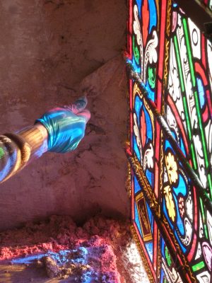 Scellement à la chaux d'un vitrail d'église